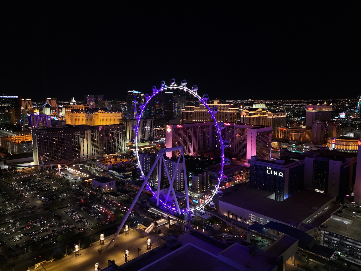 roda gigante iluminada em imagem noturna de las vegas